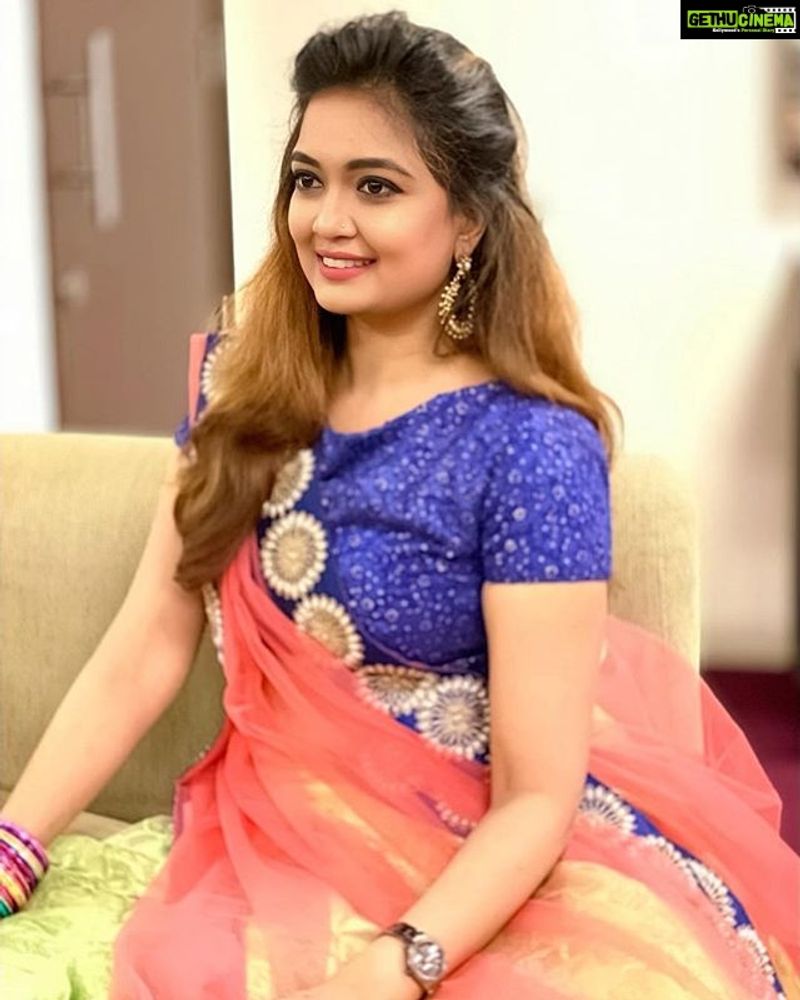 సోషల్ మీడియాలో తాను ఒక లెక్చరర్ అని పేర్కొన్న అతడు అత్యంత నీచంగా మాట్లాడిన తీరుకు అంతా కూడా అవాక్కవుతున్నారు. ఆమె పోస్ట్ చూసిన చాలా మంది అతనిపై పోలీస్ కంప్లైంట్ ఇవ్వమంటున్నారు.