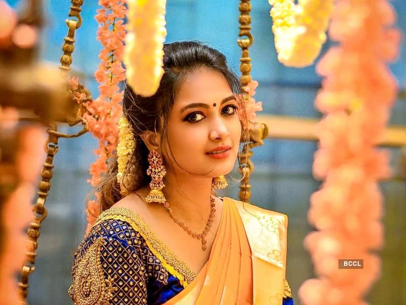 మరికొందరు అతన్నే డైరక్ట్ గా తిట్టిపోస్తున్నారు. ఇంకొంతమంది ఇలాంటి వాళ్ళను చూసి చూడనట్లు వదిలేయాలని,పట్టించుకుంటే ఇంకా రెచ్చిపోతారంటూ సలహాలు ఇస్తున్నారు.