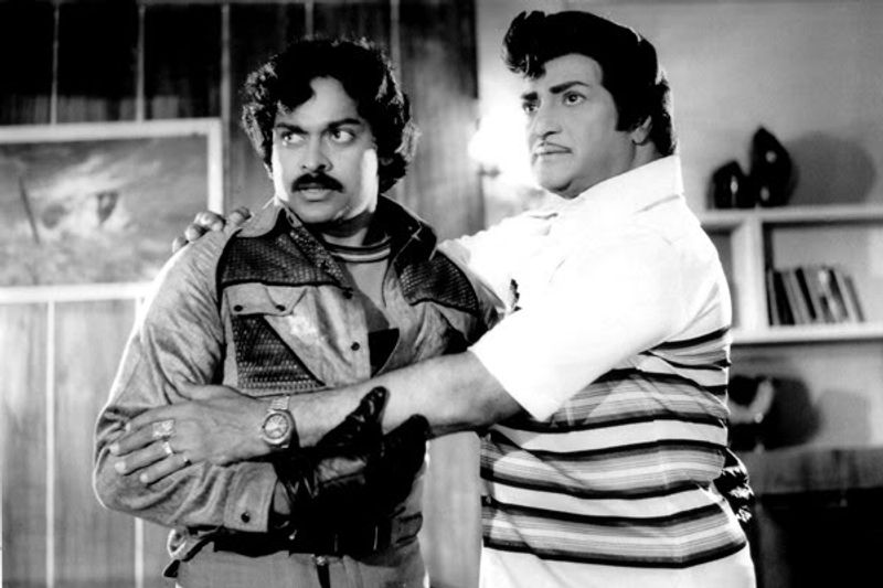 అయితే చిరంజీవి.. కాబోయే మెగాస్టార్ అని, ఎన్టీఆర్ రేంజ్లో ఎదుగుతారని 40ఏళ్ల క్రితం ఓ దర్శకుడు చెప్పారట. ఆయన ఎవరో కాదు `బిల్లా రంగా` చిత్రాన్ని రూపొందించిన కె.ఎస్.ఆర్. దాస్. చిరంజీవి, మోహన్బాబు కాంబినేషన్లో ఈ సినిమాని ఆయన రూపొందించారు. ఆ సమయంలో చిరు డ్రెస్ మార్చుకుంటుండగా, వీపుపై పెద్ద పుట్టుమచ్చని చూశారట. (చిరంజీవి అరుదైన ఫోటో)