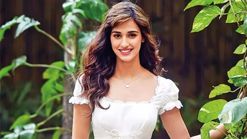 5 makeup looks to steal from Disha Patani: Rosy cheeks to bold lips-SYT