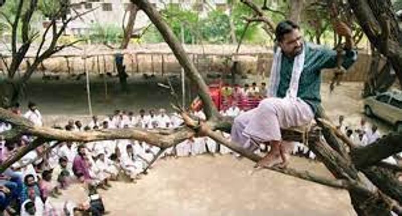 தற்போது சிவகார்த்திகேயனின் வருத்தப்படாத வாலிபர் சங்கம், ரஜினி முருகன், சீமைராஜா ஆகிய படங்களில் காமெடி ரோலில் நடித்தவரும், இணை இயக்குநருமான பவுன்ராஜ் மாரடைப்பு காரணமாக இன்று மரணமடைந்தார் என்ற செய்தி வெளியாகியுள்ளது. 