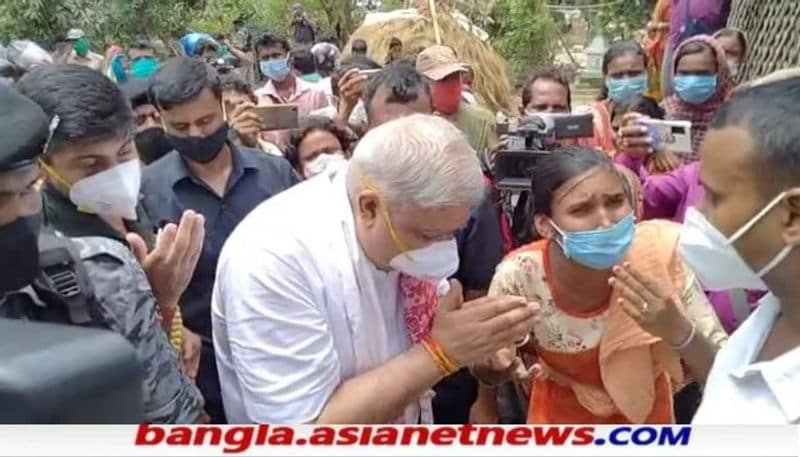 ট্রান্সলেটারের মাধ্যমে ক্ষতিগ্রস্থ পরিবারের মেয়েটি রাজ্যপালের কাছে নিজের যন্ত্রনার কথা জানাচ্ছে।