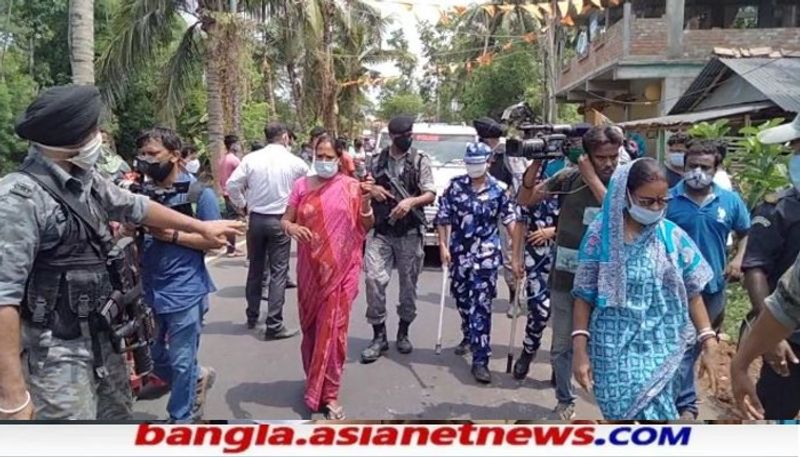 রাজ্যপালের গাড়ি'সন্ত্রাস বিধ্বস্ত' নন্দীগ্রামে ঢুকতে সারি সারি ক্ষতিগ্রস্থ পরিবার রাস্তা বেরিয়ে পড়ে।