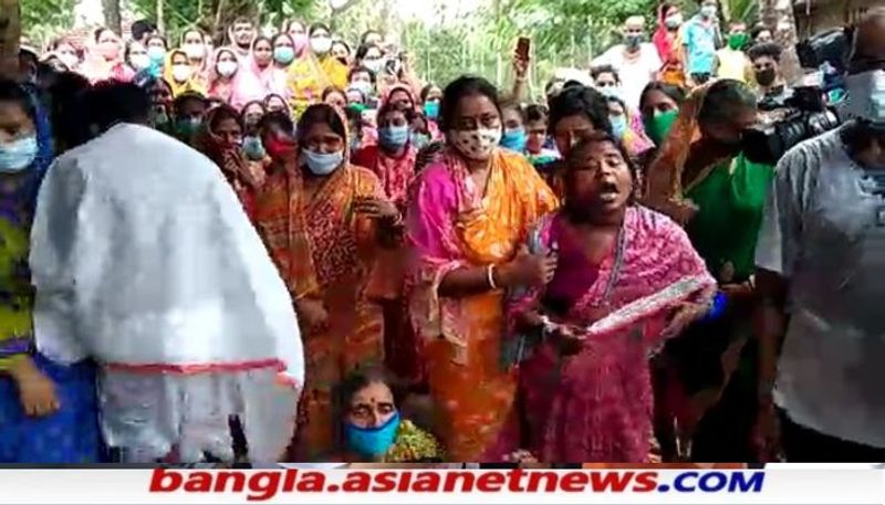 ভোট পরবর্তী হিংসায় বুক চাপড়ে কাপড় পেতে প্রিয় জনকে ফিরে পাবার আর্জি নিয়ে নন্দীগ্রামবাসী।