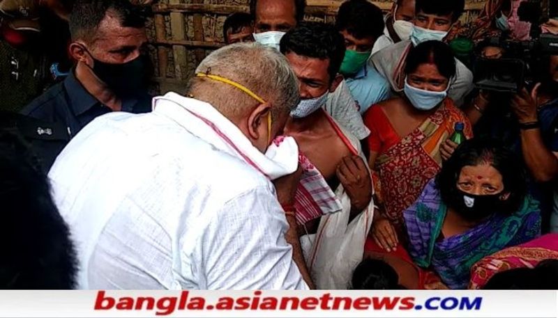 সন্ত্রাস বিধ্বস্ত নন্দীগ্রাম এই পরিবারটিকে দেখে নিজেই কেঁদে ফেললেন রাজ্যপাল।