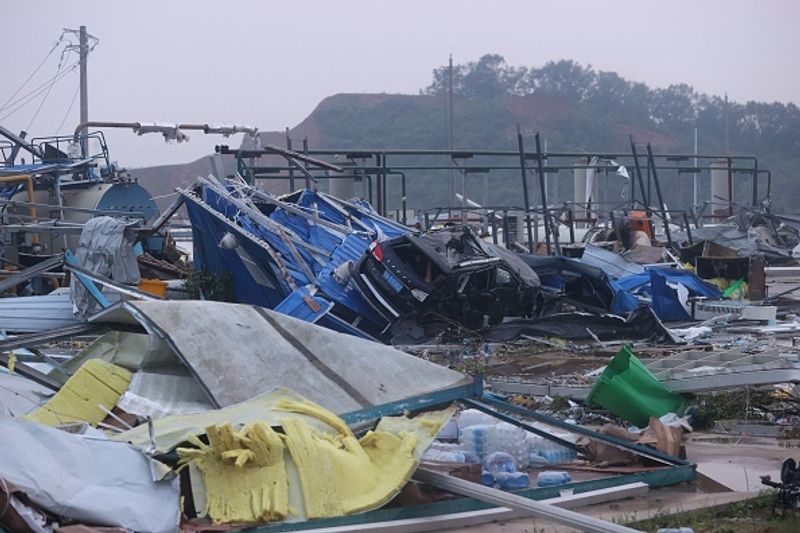 രാത്രി 8:40 ഓടെ മറ്റൊരു ചുഴലിക്കാറ്റ് വുഹാന് നേരെ വീശിയടിച്ചു. മണിക്കൂറിൽ 86 കിലോമീറ്റർ (53 മൈൽ) വേഗതയില് കാറ്റ് വീശുകയും രണ്ട് ഡസനിലധികം വീടുകൾ തകരുകയും ചെയ്തു. 26,600 വീടുകളില് വൈദ്യുതി വിതരണം തടസപ്പെട്ടതായും സിൻഹുവ പറഞ്ഞു. 