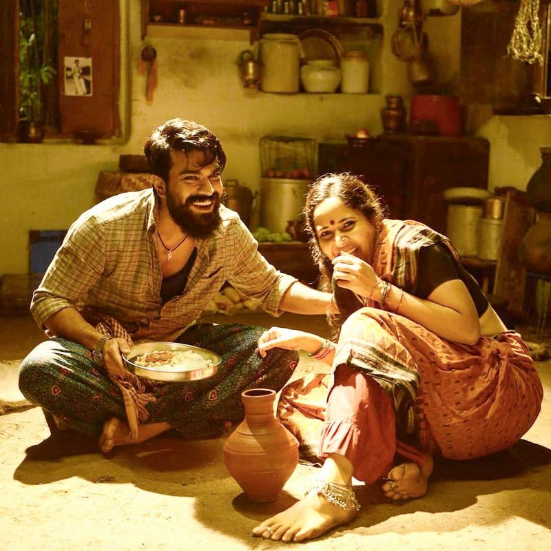 కాగా పుష్ప మూవీలో అనసూయ ఓ కీలక రోల్ దక్కించుకున్నారు. సుకుమార్ గత చిత్రం రంగస్థలంలో రంగమత్తగా చేసి ప్రేక్షకులను మెప్పించిన అనసూయ మరోమారు ఆయనతో పనిచేసే ఛాన్స్ దక్కించుకున్నారు. కాగా ఇప్పటికే పుష్ప షూటింగ్ లో అనసూయ పాల్గొన్నారని సమాచారం.