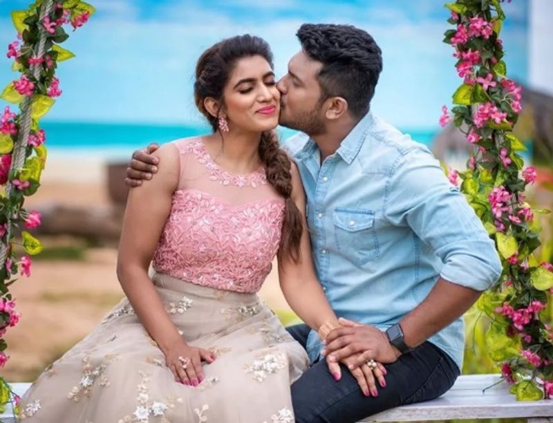 నటి,యాంకర్ సమీర భర్త పేరు అన్వర్. ఆయన సీరియల్స్ ప్రొడ్యూస్ చేస్తుంటారు.