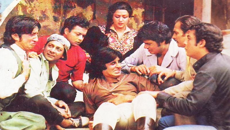 चल रही है रीमेक बनाने की तैयारी :
बता दें कि सत्ते पे सत्ता का रीमेक बनाने की तैयारी भी चल रही है। इसे रोहित शेट्टी और फरहा खान मिलकर बनाने वाले हैं। फिल्म में 7 भाइयों के रोल के लिए तुषार कपूर, श्रेयस तलपड़े, सिद्धार्थ मल्होत्रा, वरुण धवन जैसे एक्टर्स को अप्रोच किया गया है। वहीं अमजद खान वाला रोल संजय दत्त निभा सकते हैं।