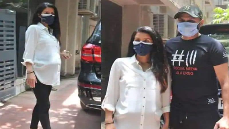 हाल ही में पति संग आईं थी नजर
कुछ दिन पहले ही हरभजन सिंह और गीता बसरा मुंबई के खार स्थित क्लिनिक के बाहर स्पॉट हुए थे। जिसमें गीता व्हाइट कलर की लॉग शर्ट और ब्लैक पेंट पहनी नजर आ रही थी और बेबी बंप फ्लॉन्ट कर रही थीं।
