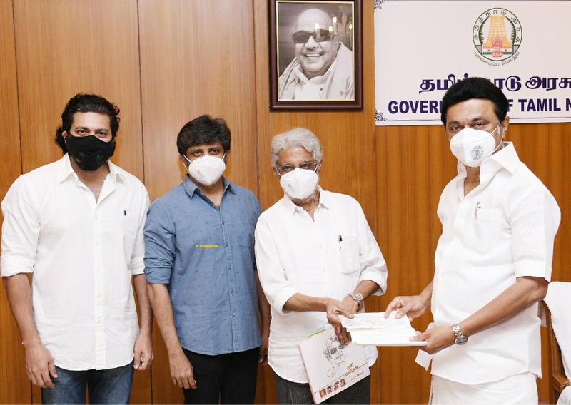 மேலும், இயக்குனர் வெற்றி மாறன், இயக்குனர் ஷங்கர் ஆகியோர் தொடர்ந்து நிதி உதவி வழங்கிய நிலையில், இவர்களை அடுத்து, பிரபல நடிகர் சிவகார்த்திகேயன் மற்றும் ஜெயம் ரவி ஆகியோர் முதலமைச்சரை சந்தித்து நிதி உதவி வழங்கியுள்ளனர்.