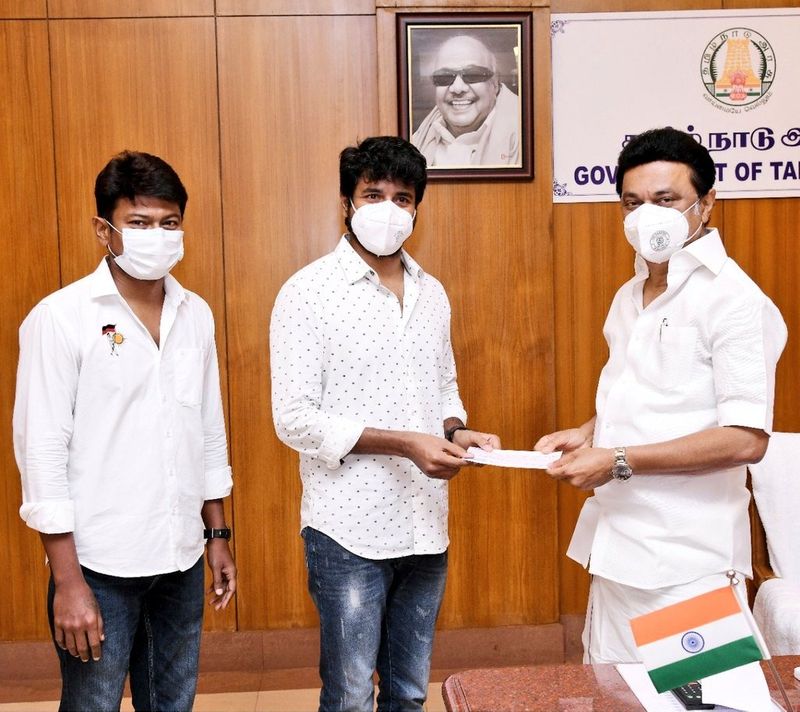 சிவகார்த்திகேயன் கொரோனா நிவாரணத்திற்கு ரூ.25 லட்சமும், நடிகர் ஜெயம் ரவி, தன்னுடைய சகோதரர் மற்றும், தந்தையுடன் வந்து ரூ.10 லட்சமும் வழங்கியுள்ளார். பிரபலங்கள் தொடர்ந்து நிதி உதவி வழங்கி வருவதற்கு பலர் தங்களுடைய பாராட்டுகளை தெரிவித்து வருகிறார்கள்.