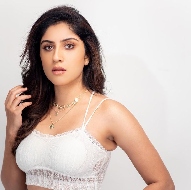 రాజు రాణీ మూవీలో మీ పాత్ర గురించి చెప్పండి అని ఓ నెటిజెన్ అడుగగా... ఆ మూవీలో నేను మద్యం తగినట్లు చూపించారు. నిజానికి నేను అప్పుడు తాగింది మంచినీళ్లే. నాకు పార్టీలు అంటే ఇష్టం ఉండదు. కాకపోతే వీకెండ్ ఫ్రెండ్స్ తో లాంగ్ డ్రైవ్స్, డిన్నర్స్ కి వెళ్ళడానికి ఇష్టపడతాను అని చెప్పారు.