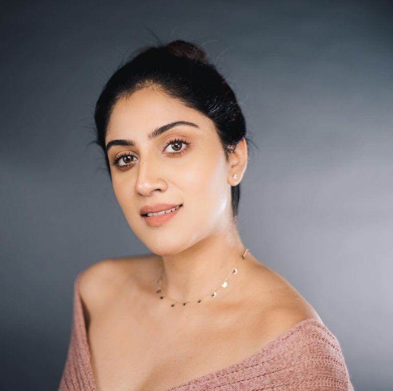 ఇక మహేష్ తో నటించడం గొప్ప ఫీలింగ్ అని ధన్యా తెలియజేశారు. ఆయన మంచి మనసున్న మనిషి అంటూ కొనియాడారు ధన్యా. పవన్ కళ్యాణ్, సూర్య, రన్బీర్ కపూర్ అంటే తనకు క్రష్ అని ఆమె చెప్పడం విశేషం.
