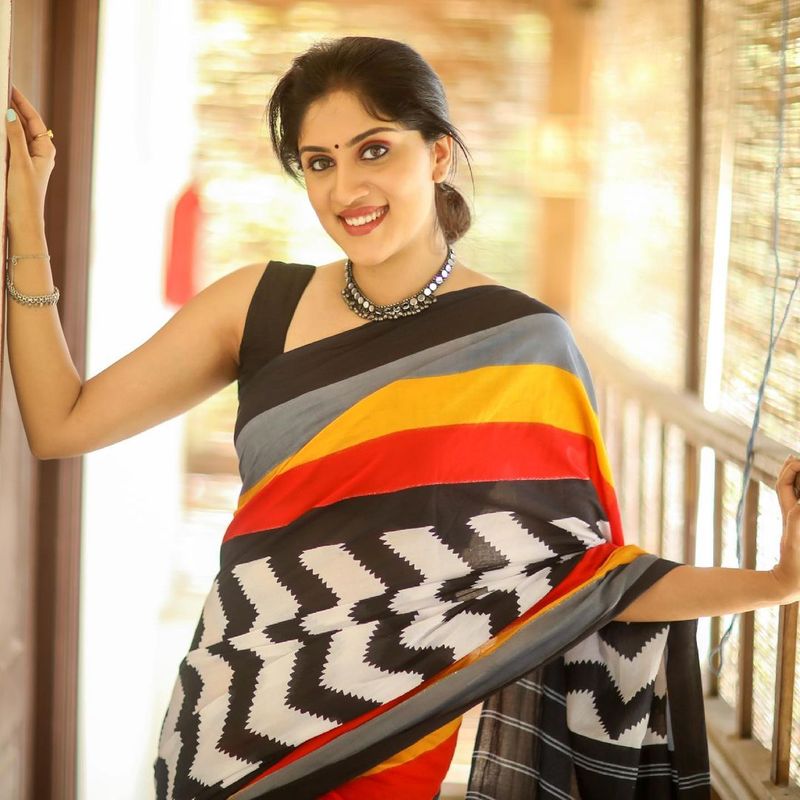 వంట చేయడం, పుస్తకాలు చదవడం, ఇల్లు సర్దడం, నిద్రపోవడం నాకు ఇష్టమైన వ్యాపకాలు అని ధన్యా ఓ నెటిజెన్ ప్రశ్నకు సమాధానంగా చెప్పారు. వెజిటేరియన్ ఫుడ్ మాత్రమే ఇష్టపడతాను. రోడ్ సైడ్ దొరికే న్యూడుల్స్ తినడం అంటే భలే ఇష్టం అని ఆమె చెప్పడం గమనార్హం.