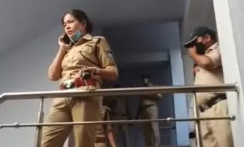 कुछ दिन बाद आरोपी ने डॉन फिल्म के तरह भिंड महिला सेल डीएसपी पूनम थामा को वॉट्सऐस कॉल किया। चैलेंज करते हुए कहने लगा कि अगर मेरे घरवालों को जरा सा भी कुछ हुआ तो वह पुलिसकर्मियों को जान से मार डालेगा। इतना ही नहीं उसने कहा कि पुलिस उसका कुछ नहीं बिगाड़ सकती है। 'मेरा इंतजार 27 थानों की पुलिस कर रही है। मुझे पकड़ना मुमकिन नहीं, नामुमकिन है''। करीब 20 से 25 मैसेज और फोन करके अपनी लोकेशन तक भेजी। कहता दम है तो मुझे पुलिस पकड़कर दिखाए। (भिंड महिला सेल डीएसपी पूनम थामा)