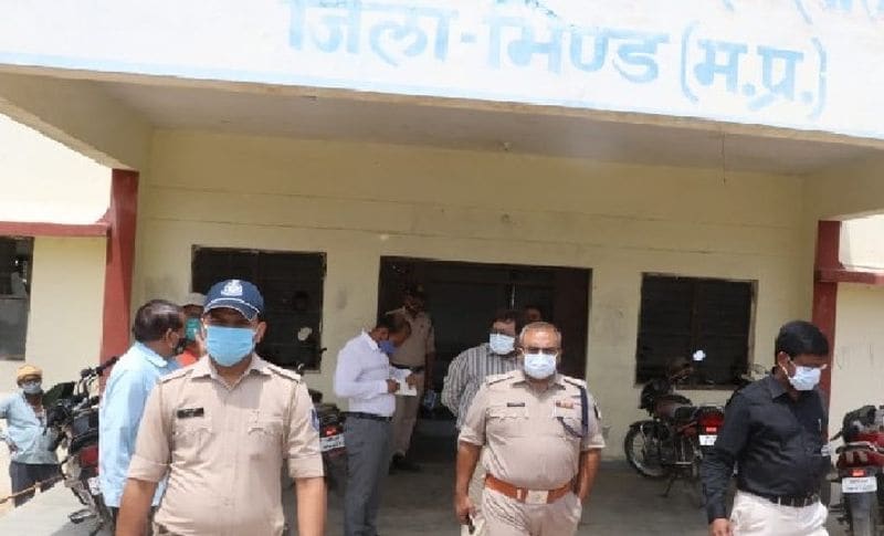 पुलसि ने आरोपी पर दबाव बनाने के लिए उसके परिवार के लोगों को उठा लिया। लेकिन फिर भी वह पकड़ में नहीं आया, इसके बाद वह महिला डीएसपी कॉल करके चैलेंज देता था। कहता मैडम आपने मेरे पापा और चाचा को उठाकर अच्छा नहीं किया। फिर भी मुझे अपने घरवालों से कोई लेना देना नहीं है। आपको जो लगता है वह कीजिए, लेकिन मेरा कुछ नहीं बिगाड़ पाओगे। मैंने अपना वीजा, पासपोर्ट तैयार करा लिया है। कुछ दिन बाद वह भारत छोड़कर विदेश जाने वाला है। अगर तुम पकड़ सकती हो तो पकड़कर दिखाओ।
