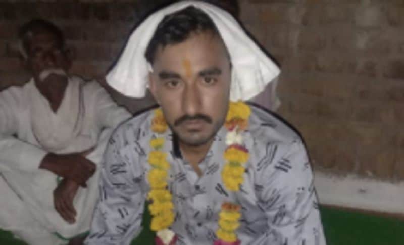 दरअसल, इस बदमाश का नाम रवि गुर्जर (23) है जो कि भिंड जिले के गोहद क्षेत्र बिरखड़ी का रहने वाला है। उसने एक युवती से ऑनलाइन पर दोस्ती करके उसे अपने प्यार के जाल में फंसाकर बलात्कार किया। जब युवती ने शादी करने को कहा तो कहने लगा कि वह शादी तो करेगा, लेकिन तुमसे नहीं किसी दूसरी लड़की से, तुम मुझे भूल जाओ। (आरोपी रवि गुर्जर (23))