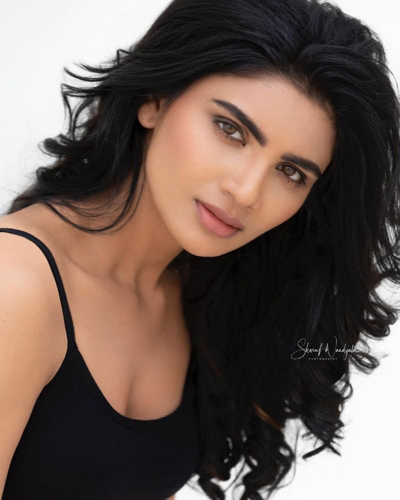 ఇక తన ఫేమ్ మరింత పెంచుకోవడనికి వరుస ఫోటో షూట్స్ చేస్తూ కాకరేపుతుంది. తాజాగా బ్లాక్ టాప్ ప్యాంట్స్ ధరించి హాట్ హాట్ గా దర్శణం ఇచ్చింది.