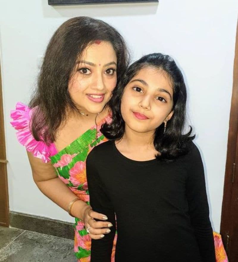 
க்யூட் குட்டி பெண்ணாக "தெறி" படத்தில் பொறி பறக்கவிட்ட நைனிகா தற்போது நெடு நெடுவேன வளர்ந்து ஆளே அடையாளம் தெரியாத அளவிற்கு மாறிவிட்டார். 
