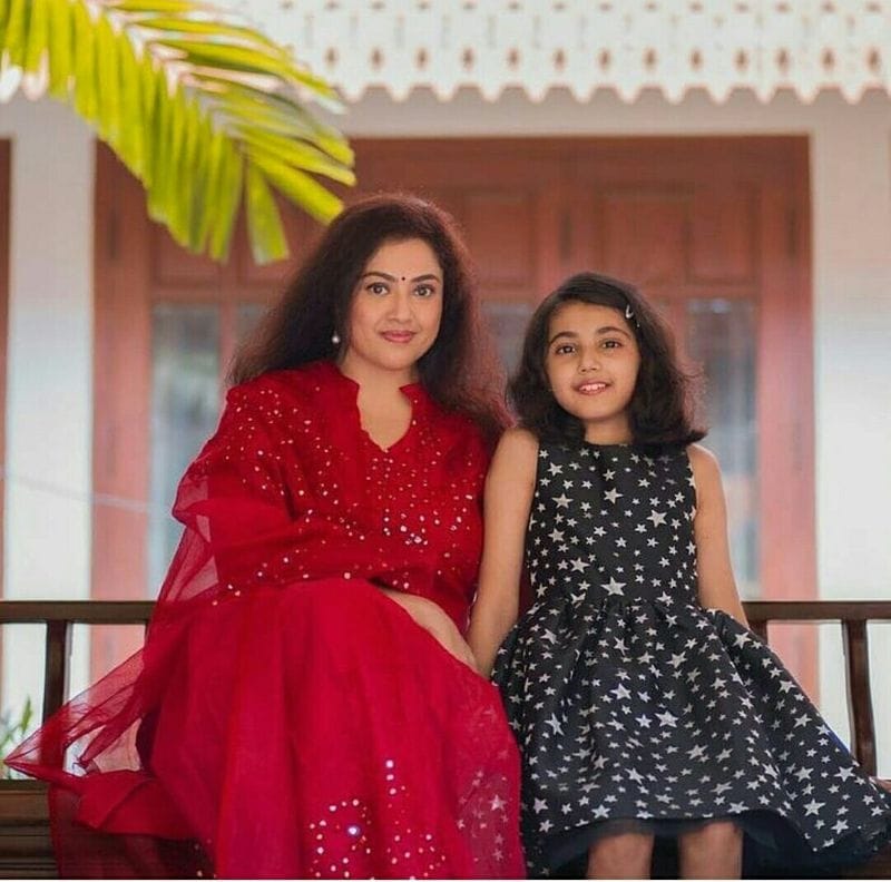தன்னுடைய அம்மா மீனாவுடன் நைனிகா எடுத்துக்கொண்ட லேட்டஸ்ட் போட்டோஸ் சோசியல் மீடியாவில் தாறுமாறாக வைரலாகி வருகிறது. 