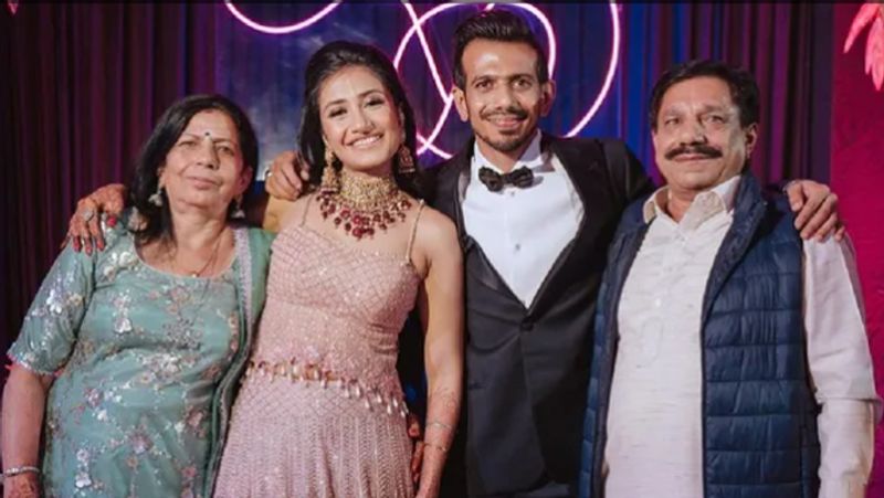 IPL में साथ थे चहल-धनाश्री
कोरोना के बढ़ते मामलों के बीच आईपीएल 2021 सीजन को 4 मई को ही अनिश्चित काल के लिए स्थगित कर दिया। इसके बाद सभी खिलाड़ी अपने-अपने घर पहुंच गए। चहल को आखिरी बार इंडियन प्रीमियर लीग में रॉयल चैलेंजर्स बेंगलुरु (RCB) के लिए एक्शन में देखा गया था। चहल ने इस सीजन आठ मैचों में केवल चार विकेट अपने नाम किए थे। इस दौरान उनकी पत्नी उनके साथ मौजूद थी।
