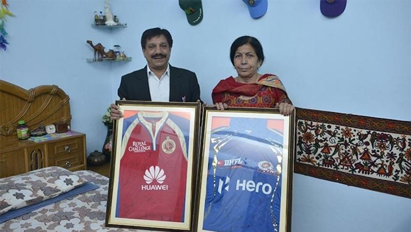 धनाश्री की मां और भाई को भी हुआ कोरोना
चहल के परिवार के साथ ही उनकी वाइफ के परिवार पर भी कोरोना का हमला हुआ है। धनाश्री की मां और उनका भाई भी कुछ दिन पहले कोविड पॉजिटिव पाए गए थे, हालांकि अब वे ठीक हो चुके हैं। इस बीच कोरोना के चलते उनकी आंटी का निधन हो गया था।