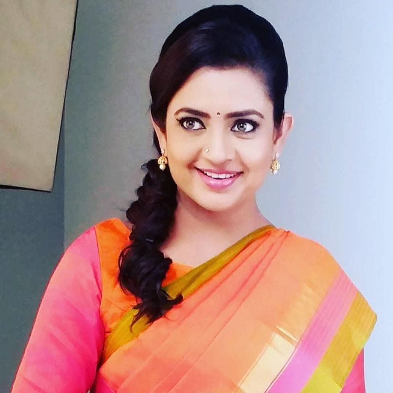 అయితే నాగార్జున, కృష్ణ వంటి స్టార్ హీరోలకు జంటగా ఆమె జతకట్టడం విశేషం. సౌత్ లో అన్ని భాషల్లో ఇంద్రజ పదుల సంఖ్యలో చిత్రాలు చేశారు. 2005లో నటుడు, బిజినెస్ మాన్ అబ్సర్ ని ఇంద్రజ వివాహం చేసుకున్నారు.