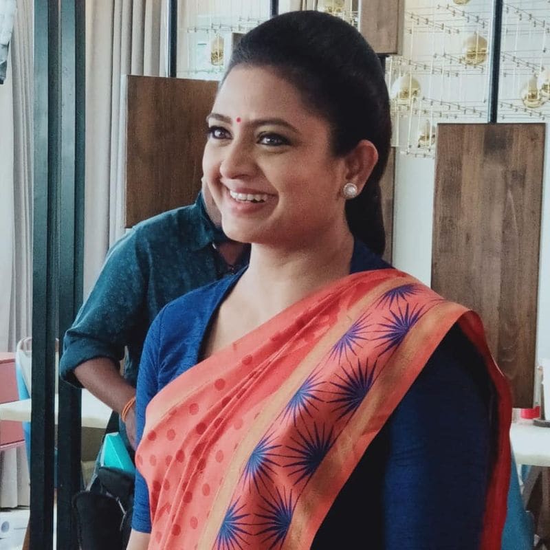రోజా మాదిరే జబర్దస్త్ కమెడియన్ జోక్స్ కి సందర్భానుసారంగా నవ్వుతూ, మధ్యలో పంచ్ లు విసురుతూ రోజా ప్లేస్ కి తాను పర్ఫెక్ట్ మ్యాచ్ అని నిరూపిస్తున్నారు. జబర్దస్త్ జడ్జిగా ఇంద్రజ సూపర్ సక్సెస్ అన్న మాట వినిపిస్తుంది.