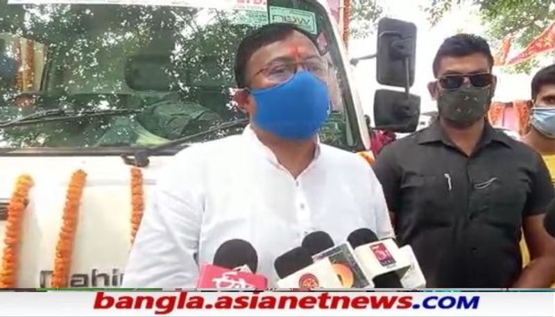এই প্রসঙ্গে রায়গঞ্জের বিধায়ক কৃষ্ণ কল্যাণী জানিয়েছেন, পিতা স্বর্গীয় দীনদয়াল কল্যাণীর স্মৃতির উদ্দেশ্যে করোনা দুর্যোগে মানুষের পাশে দাঁড়াতেই এই উদ্যোগ গ্রহণ করেছেন তিনি।