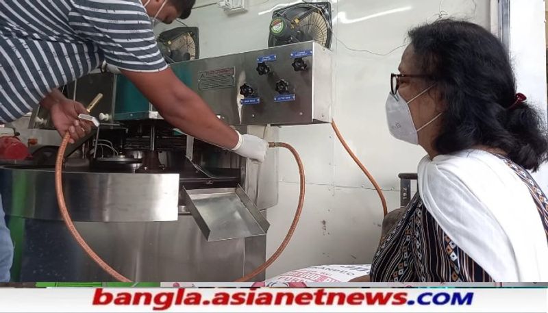 জরুরী পরিষেবা বাদে অন্যান্য সমস্ত পরিষেবা বন্ধ থাকবে বলে নবান্ন সূত্রে খবর। এদিকে অতিমারীর দ্বিতীয় ঢেউয়ের দুর্যোগে কার্যত কর্মহীন হয়ে পড়েছে বহু মানুষ। এই সঙ্কটময় পরিস্থিতিতে রায়গঞ্জ বিধানসভার বিভিন্ন এলাকায় প্রতিদিন পাঁচ হাজার রুটি ও তরকারি বিনামূল্যে বিতরণের উদ্যোগ নিয়েছেন রায়গঞ্জের বিধায়ক কৃষ্ণ কল্যাণী।