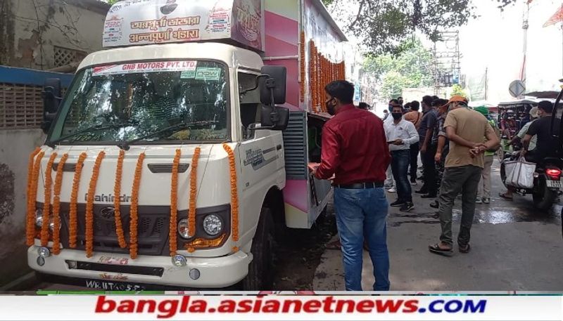 মহামারীর এই হাহাকার পরিস্থিতিতে জনসাধারণের জন্য প্রতিদিন পাঁচ হাজার রুটি ও তরকারি বিনামূল্যে বিতরণের উদ্যোগ নিলেন রায়গঞ্জের নব নির্বাচিত বিধায়ক কৃষ্ণ কল্যাণী।