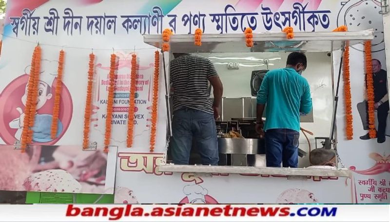 ১৬ মে রবিবাররায়গঞ্জ মেডিক্যাল কলেজ হাসপাতাল সংলগ্ন স্থানে এই উদ্যোগের শুভসূচনা করলেন বিধায়ক কৃষ্ণ কল্যানীর মা উর্মিলা কল্যানী। বেলা ১টা থেকে ৫টা পর্যন্ত 'অন্নপূর্ণা ভান্ডার' নামক ভ্যানে সম্পূর্ণ বিনামূল্যে মিলবে রুটি-সবজি।