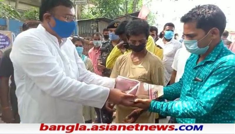 রবিবার রায়গঞ্জ মেডিক্যাল কলেজ ও হাসপাতাল মোড় সংলগ্ন এলাকায় এই পরিষেবা দেওয়ার পাশাপাশি সোমবার সুপার মার্কেট এলাকায় অন্নপূর্ণা ভান্ডারা মানুষকে পরিষেবা দেবে।