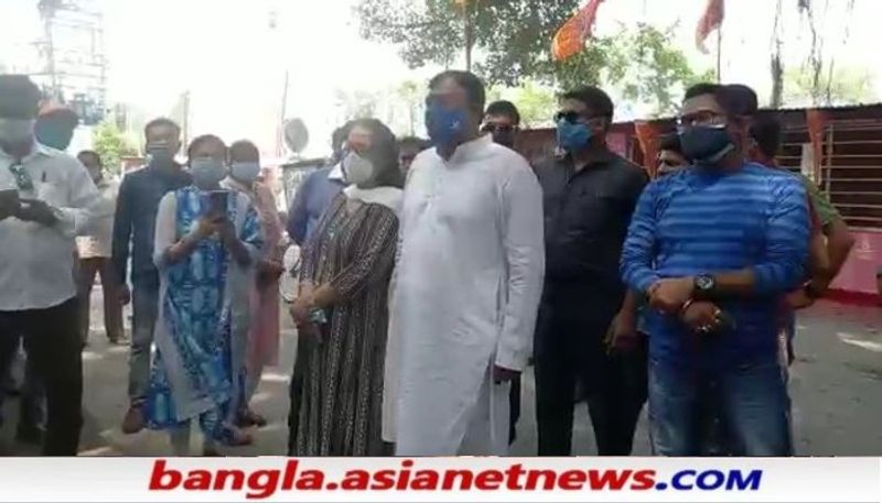 'আজ থেকে বছরের প্রতিটা দিনেই রায়গঞ্জের বিভিন্ন এলাকায় চালু থাকবে এই রুটি তরকারি বিতরণ কর্মসূচি' এমনটাই জানালেন বিধায়ক কৃষ্ণ কল্যানী।