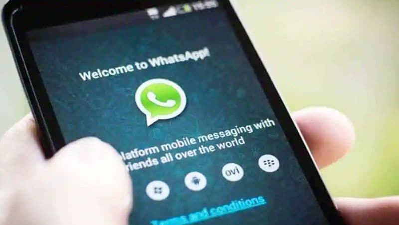 Whatsapp की ओर से हाल ही में ये साफ किया गया कि प्राइवेसी पॉलिसी को एक्सेप्ट नहीं करने वालों का अकाउंट नहीं डिलीट किया जाएगा। हालांकि, अगर वो इसे स्वीकार नहीं करते हैं तो वो इसके सभी फीचर्स का इस्तेमाल नहीं कर सकेंगे। यहां तक की यूजर्स व्हाट्सअप चैट लिस्ट तक भी नहीं पहुंच पाएंगे। वो केवल इनकमिंग और इनोवॉइस कॉल्स, वीडियो कॉल्स का ही जवाब दे पाएंगे। 