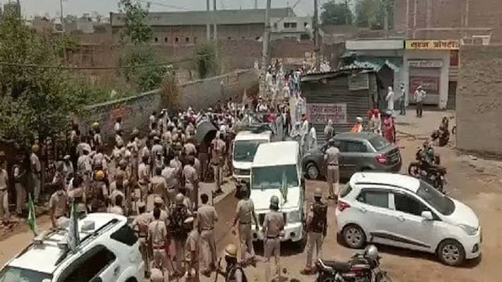 haryana police farmers protested against cm manohar lal khattar on launch kovid hospital kpr haryana police farmers protested against cm manohar lal khattar on launch kovid hospital kpr
