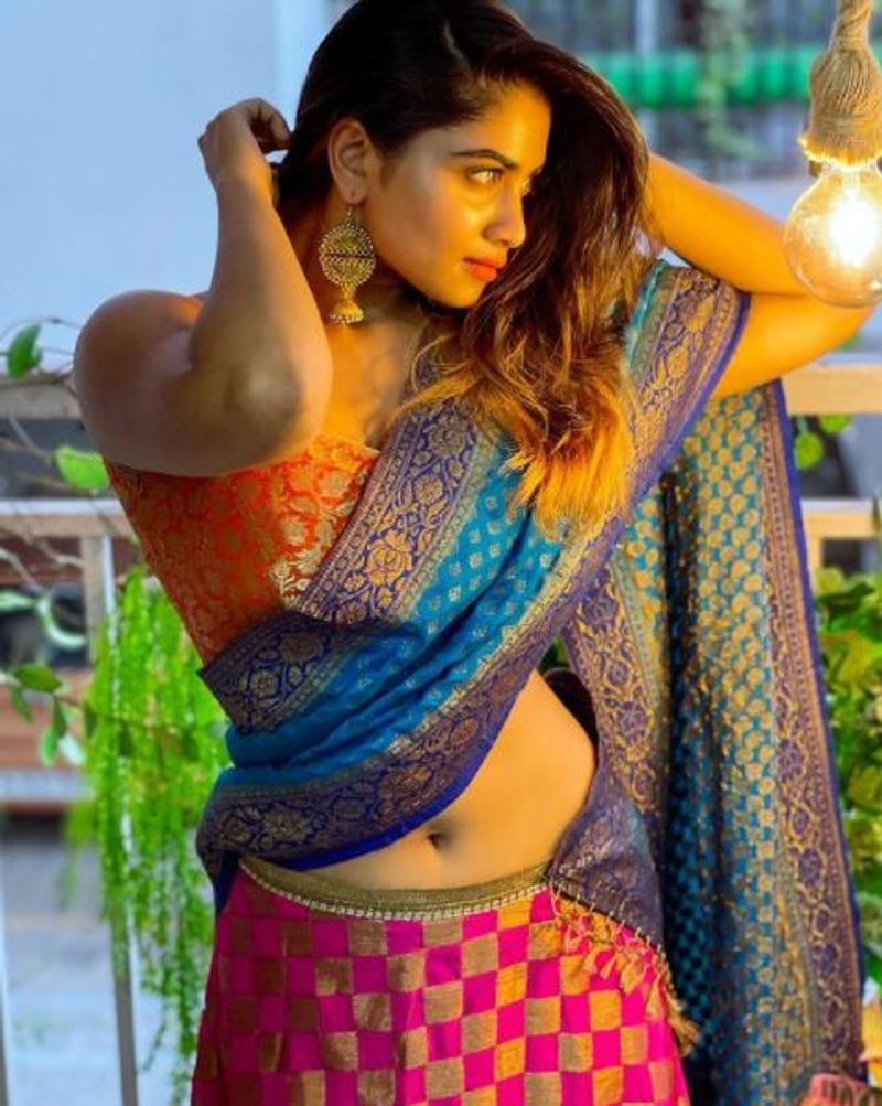 அந்த வகையில் தற்போது, பட்டு பாவாடை தாவணியில்... மெல்லிய இடையை காட்டி வெளியிட்டுள்ள புகைப்படம் லைக்குகளை குவித்து வருகிறது. கண்ணை கட்டும் அளவிற்கு கிக் ஏற்றும் அந்த புகைப்படம் இதோ... 