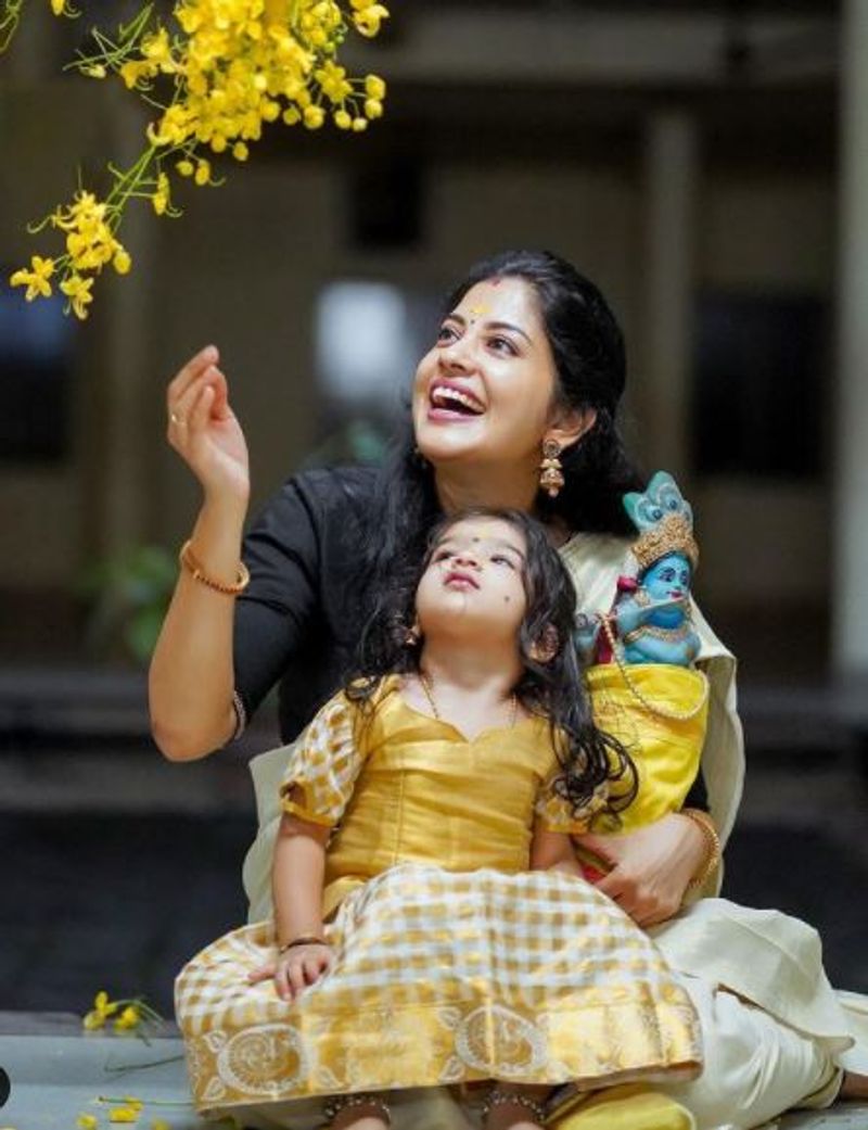 இந்நிலையில் கர்ப்பமானதால், திரையுலகை விட்டு சற்று ஒதுங்கியே இருந்தார்.