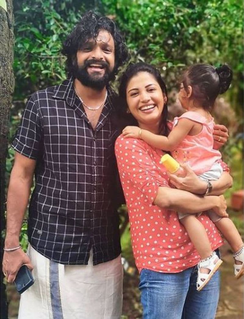 இந்நிலையில் இவர் தன்னுடைய குழந்தை மற்றும் கணவருடன் வெளியிட்டுள்ள புகைப்படங்கள் ரசிகர்களை வெகுவாக கவர்ந்து வருகிறது.
