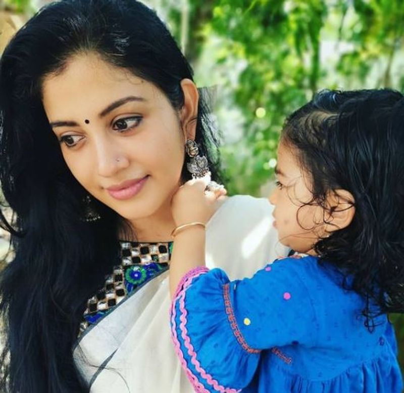 அம்மாவுடன் துறுதுறுவென விளையாடுவது அல்டிமேட் அழகு 