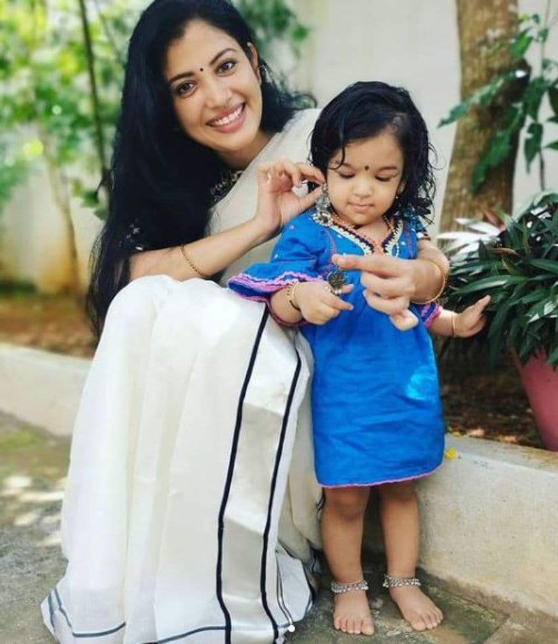 இந்த குட்டி பாப்பா நெட்டிசன்கள் மனதையும் வசீகரித்து விட்டார்.