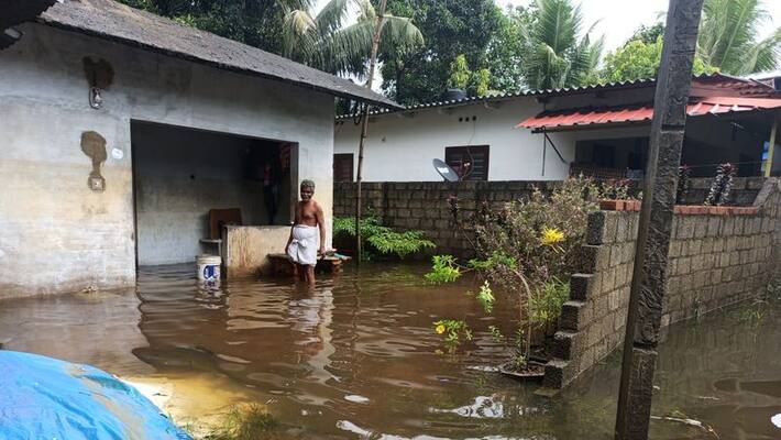 Floodwaters enter Kuttanad houses under water after kakki dam open Floodwaters enter Kuttanad houses under water after kakki dam open