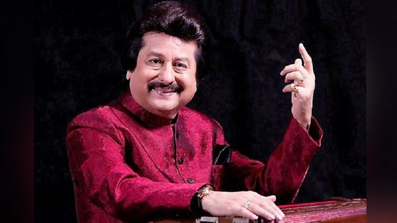 <p>पंकज को बॉलीवुड में पहला मौका 1972 में आई फिल्म कामना से मिला था। संगीतकार ऊषा खन्ना की सलाह पर उनको इस फिल्म में गाने का मौका दिया गया था। यह फिल्म तो फ्लॉप रही लेकिन उनके गाने की काफी तारीफ हुई थी। लेकिन उन्हें असली पहचान 1986 में आई संजय दत्त की फिल्म नाम के गाने चिठ्ठी आई है.. से मिली थी। उसके बाद से उन्होंने कई फिल्मों के लिए अपनी आवाज दी है।</p>