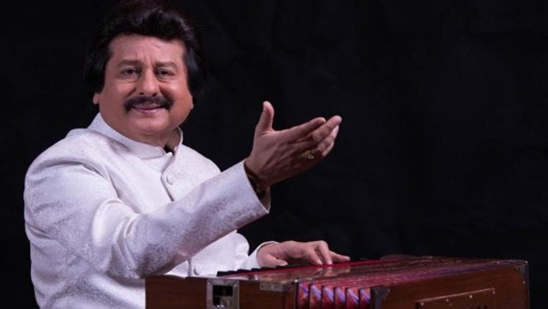 <p>बता दें कि 1976 में पंकज को कनाडा जाने का मौका मिला था और वे अपने एक दोस्त के यहां टोरंटो में रहने लगे। एक बार वे वहीं पर अपने दोस्त के जन्मदिन पर गाना गा रहे थे। उसी दौरान पार्टी में टोरंटो रेडियो में हिंदी कार्यक्रम प्रस्तुत करने वाले एक शख्स भी मौजूद थे। उन्हें पंकज की आवाज इतनी पसंद आई कि उन्होंने उनको टोरंटो रेडियो और दूरदर्शन में गाने का मौका दे दिया। लेकिन किस्मत तो कुछ और ही चाहती थी। लगभग 10 महीने में ही वे इस काम से बोर हो गए और वापस देश लौट आए।</p>