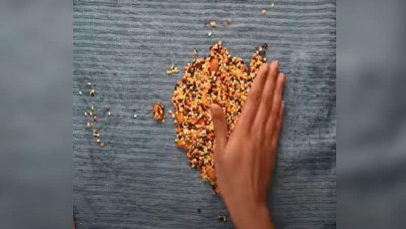 स्टेप-2
इसके बाद अगले दिन एक साफ कपड़े पर इन सभी साम्रगी को डाल दीजिए और सुबह धूप में सूखा लीजिए।
