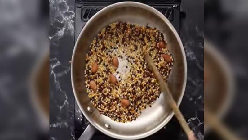 स्टेप-3
जब ये सभी चीजें अच्छे से सूख जाए, तो इसे पैन में हल्का भून लें। इसे तब तक रोस्ट करें, जब तक इससे हल्की महक ना आने ल