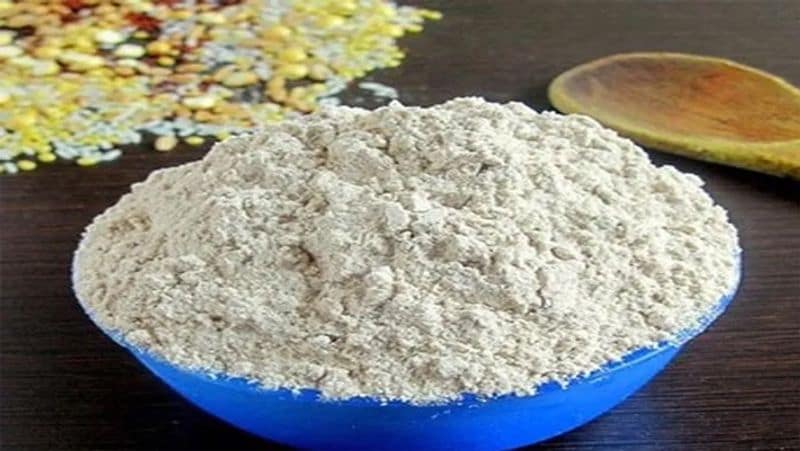 स्टेप-4
अब ठंडा होने पर सबको मिक्सी में डालकर बारीक पीस लें। इसके लिए एक बार में सारी साम्रगी ना डालते हुए बारी-बारी से थोड़ा-थोड़ा पाउडर पीसते रहें। इससे एक बारीक पाउडर बनकर तैयार हो जाएगा।