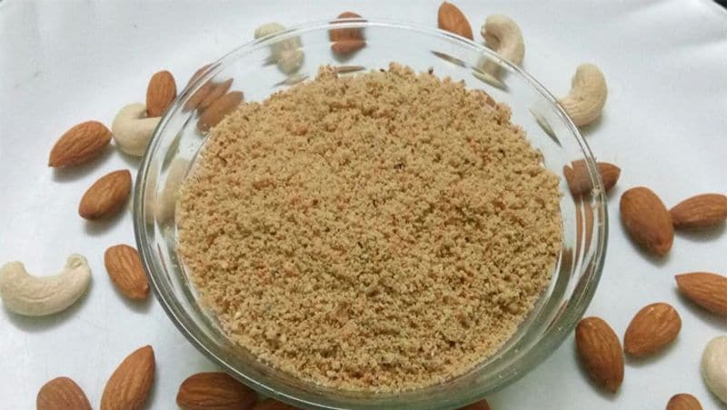 ट्राय करें ड्रायफ्रूट्स सेरेलक
इसके अलावा आप 1 साल से ज्यादा के बच्चों को ड्रायफ्रूट्स का सेरेलक भी दे सकते हैं। इसके लिए आप मखाने, काजू-बादाम, पिस्ता, अखरोट और कई तरह के नट्स डालकर उन्हें हल्का भूनकर पीस लीजिए। 