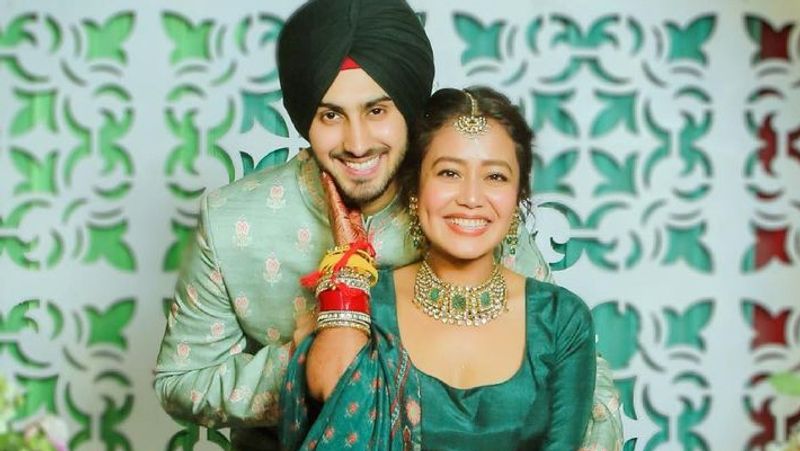 बता दें कि 25 अप्रैल को नेहा-रोहन ने शादी की 6 महीने पूरे होने पर सोशल मीडिया पर एक-दूसरे को बधाई दी थी। नेहा कक्कड़ ने फोटो शेयर कर लिखा था- हर एक दिन वो मेरा दिल जीत लेता है। वो मुझसे और भी ज्यादा प्यार करने लगता है। रोज वो कहते है कि वो मुझे उससे ज्यादा प्यार करते है, लेकिन मैं कहती हूं कि मैं उनसे प्यार करती हूं। 